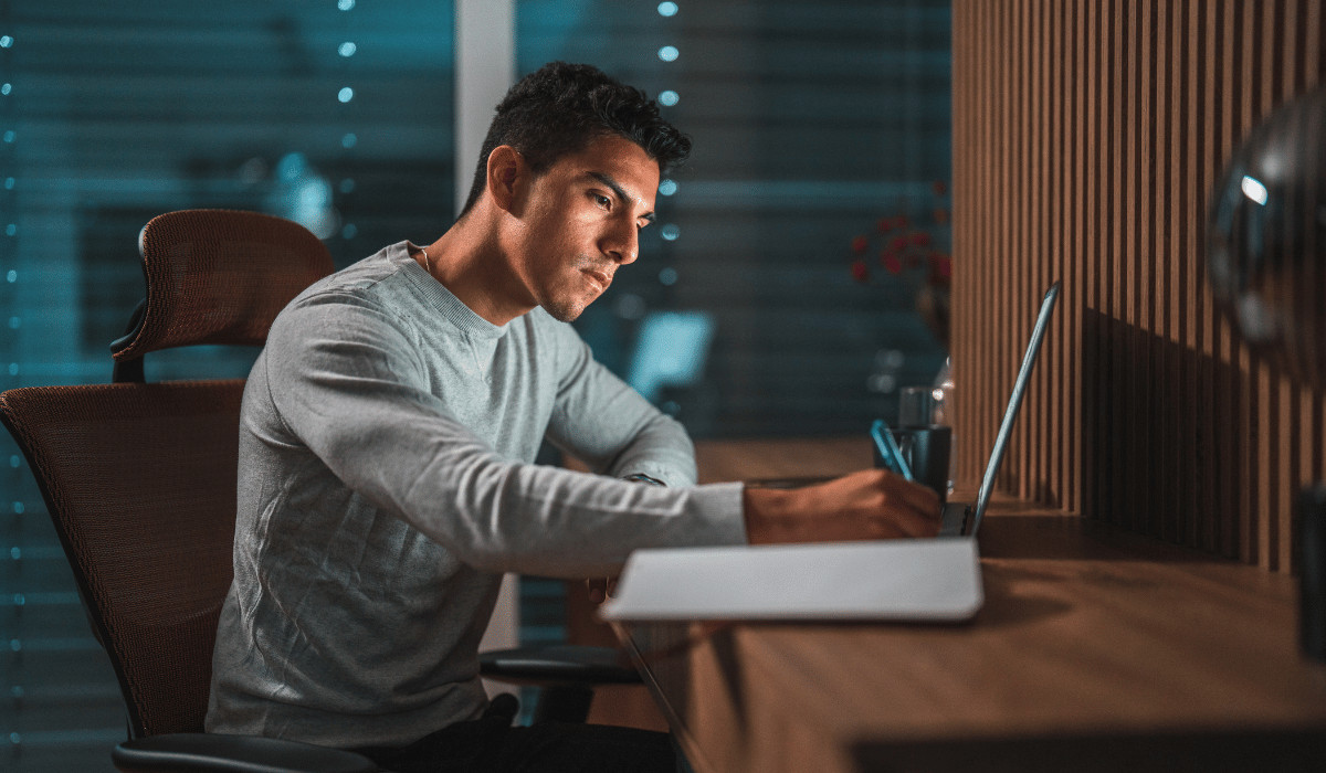 Comparing 5 Online Degrees for Digital Nomads